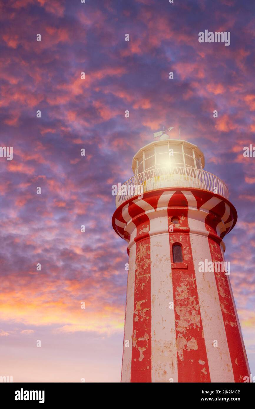 Historischer Hornby Leuchtturm bei Sonnenaufgang in der Nähe der Watsons Bay im Sydney Harbour National Park, NSW, Australien. Der ikonische rot-weiß gestreifte Turm war bui Stockfoto