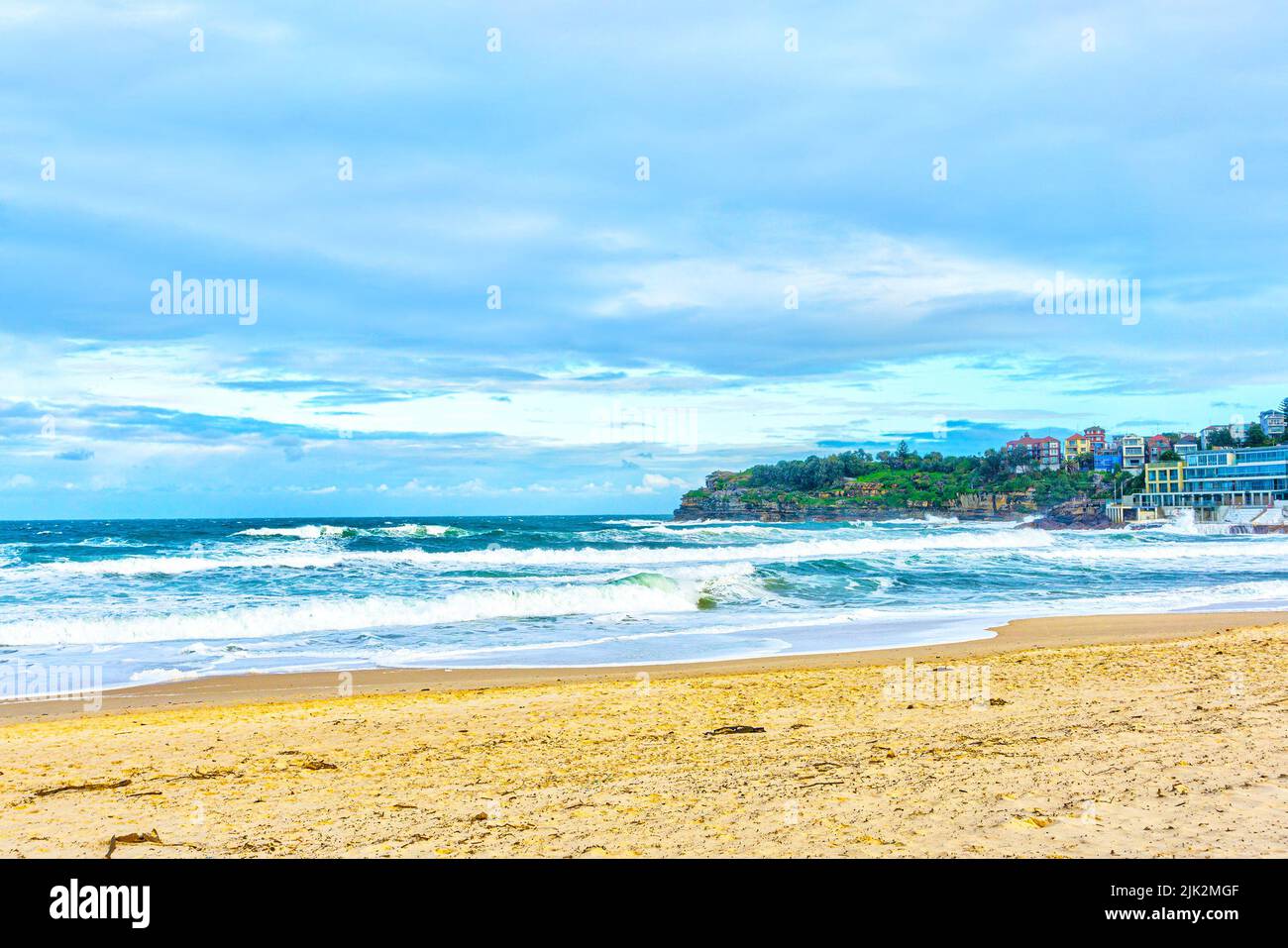 Wunderschöner Bondi Beach mit farbenfrohen Häusern an der Pazifikküste von Sydney, Australien. Der ikonische Strand ist einer der meistbesuchten Touristen Stockfoto