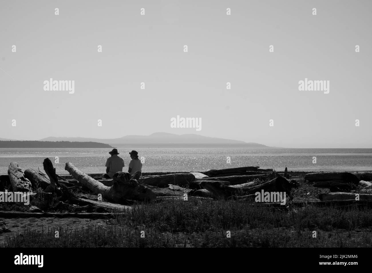 Ein Paar, das am Strand sitzt. Stockfoto