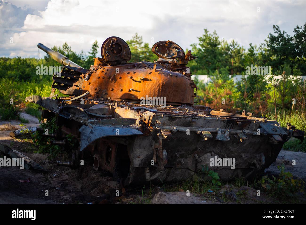 Der zertrümmerte und verbrannte moderne Panzer der russischen Armee in der Ukraine im Krieg 2022 Stockfoto