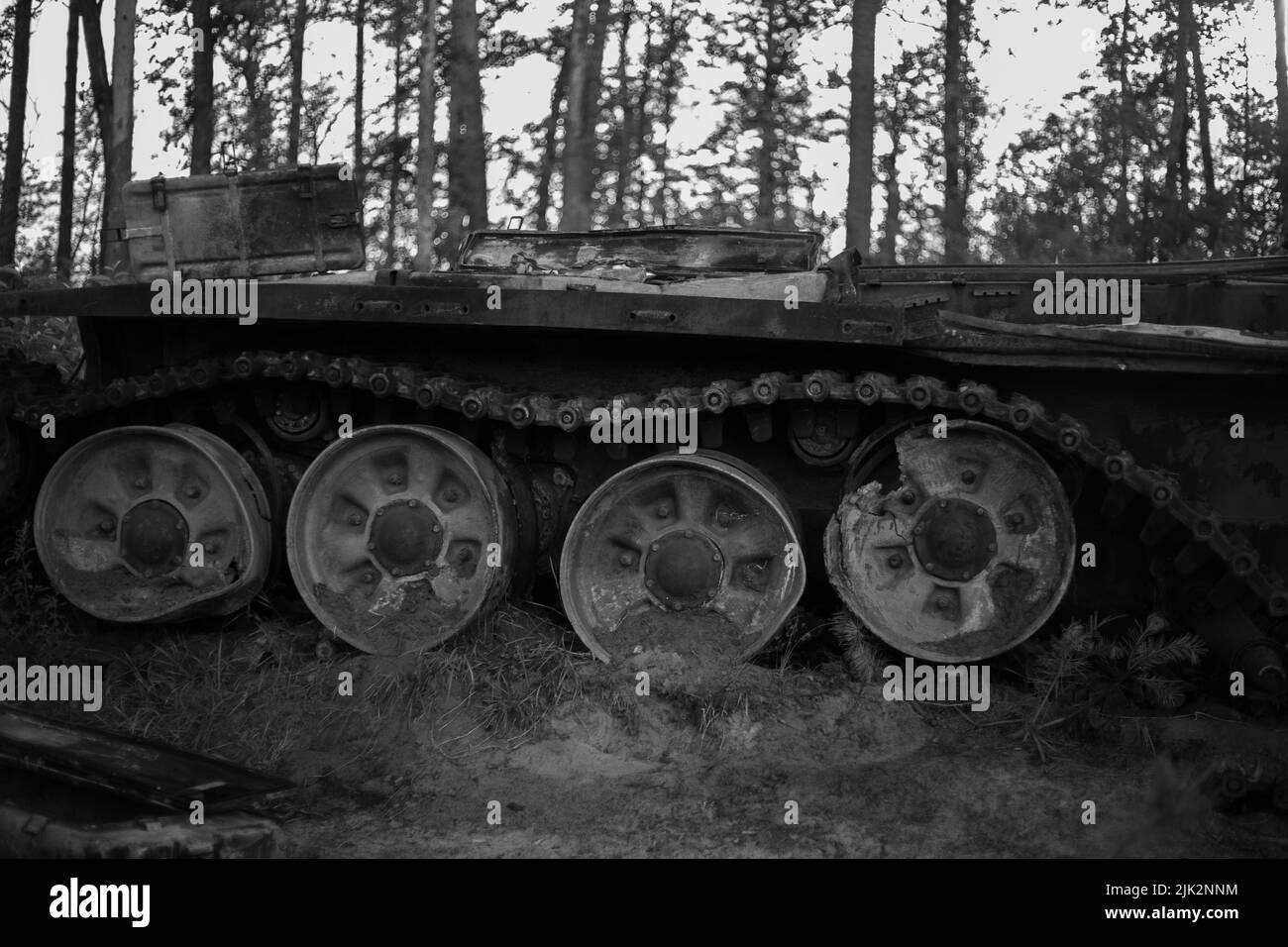 Der zertrümmerte und verbrannte moderne Panzer der russischen Armee in der Ukraine im Krieg 2022 Stockfoto