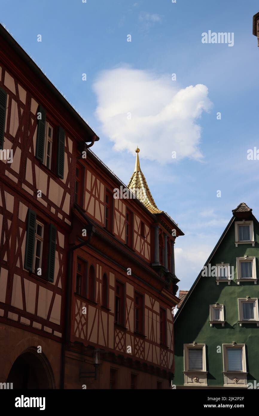 das goldene Dach des Rathauses (15.. Jahrhundert) mit ist die Hauptattraktion für Reisende in Schwabach. Echtes Gold. Das goldene Dach ist ein historisches Wahrzeichen Stockfoto