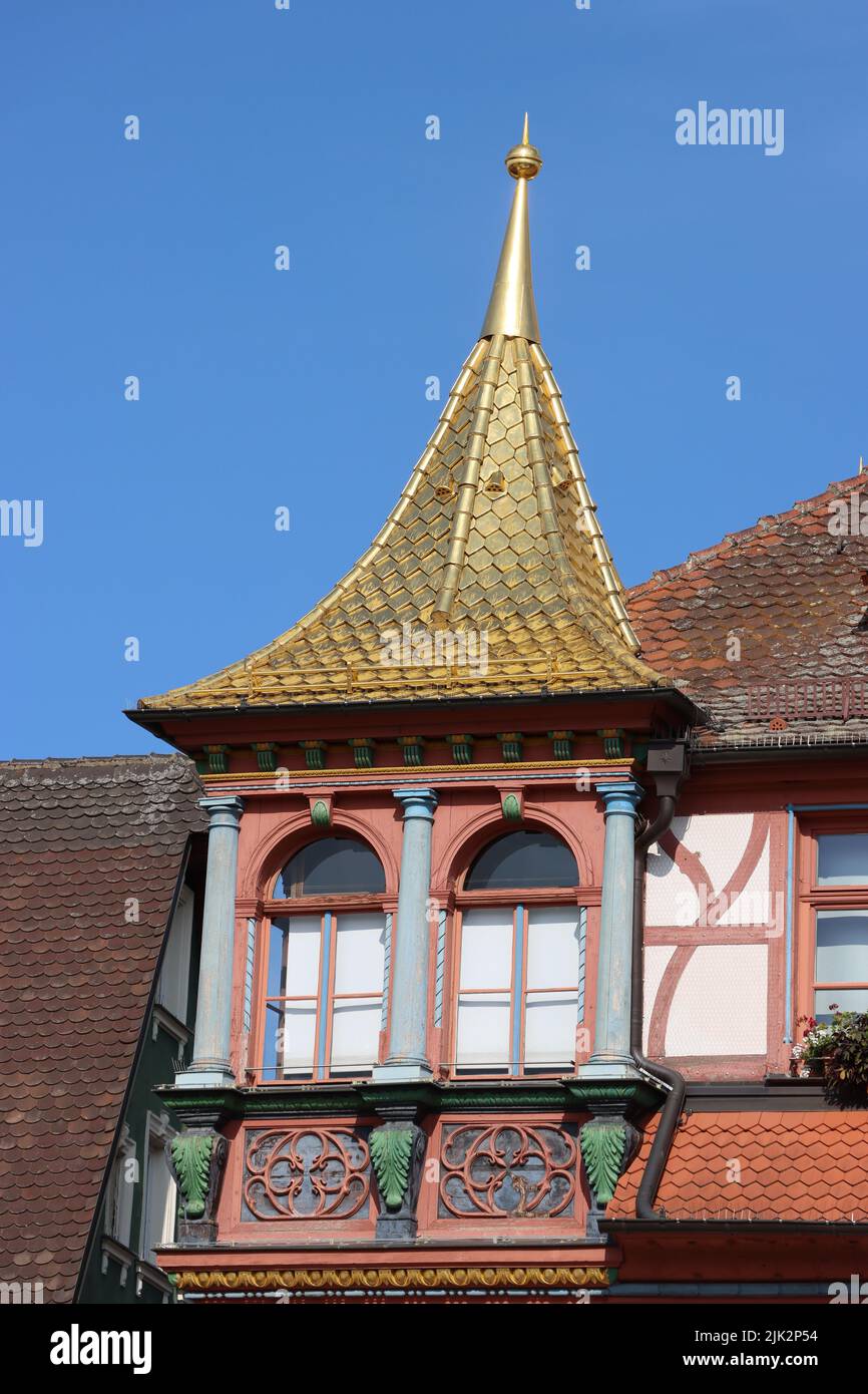 das goldene Dach des Rathauses (15.. Jahrhundert) mit ist die Hauptattraktion für Reisende in Schwabach. Echtes Gold. Das goldene Dach ist ein historisches Wahrzeichen Stockfoto