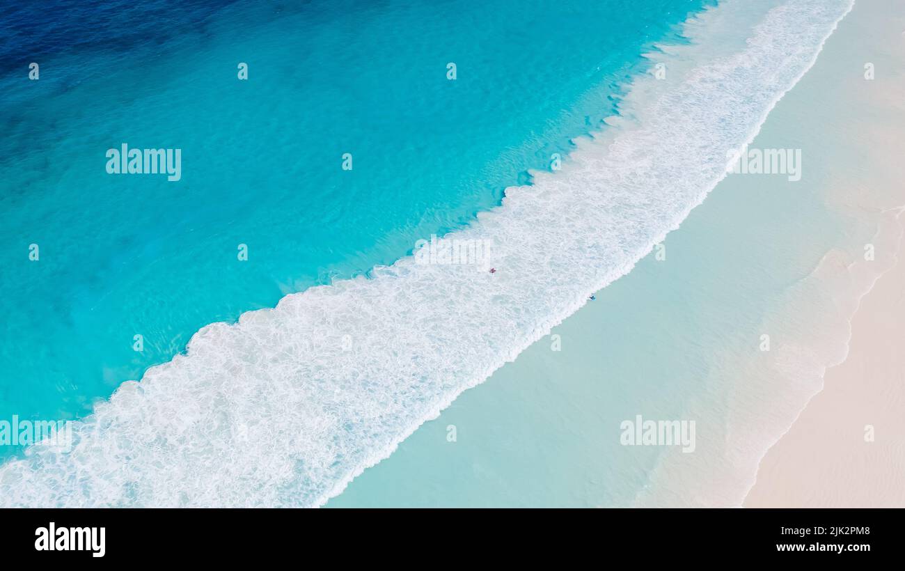 Luftbild des wunderschönen türkisfarbenen Webmusters in der Lucky Bay in Esperance, Westaustralien Stockfoto