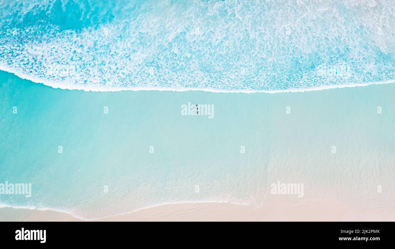 Luftbild einer Familie, die das wunderschöne türkisfarbene Wasser der Lucky Bay in Esperance, Westaustralien, genießt Stockfoto