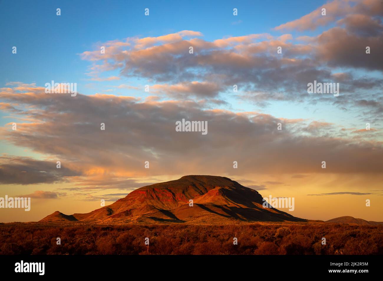 Schönes Bild des Sonnenuntergangs Mt Robinson im Karijini Nationalpark, Westaustralien Stockfoto