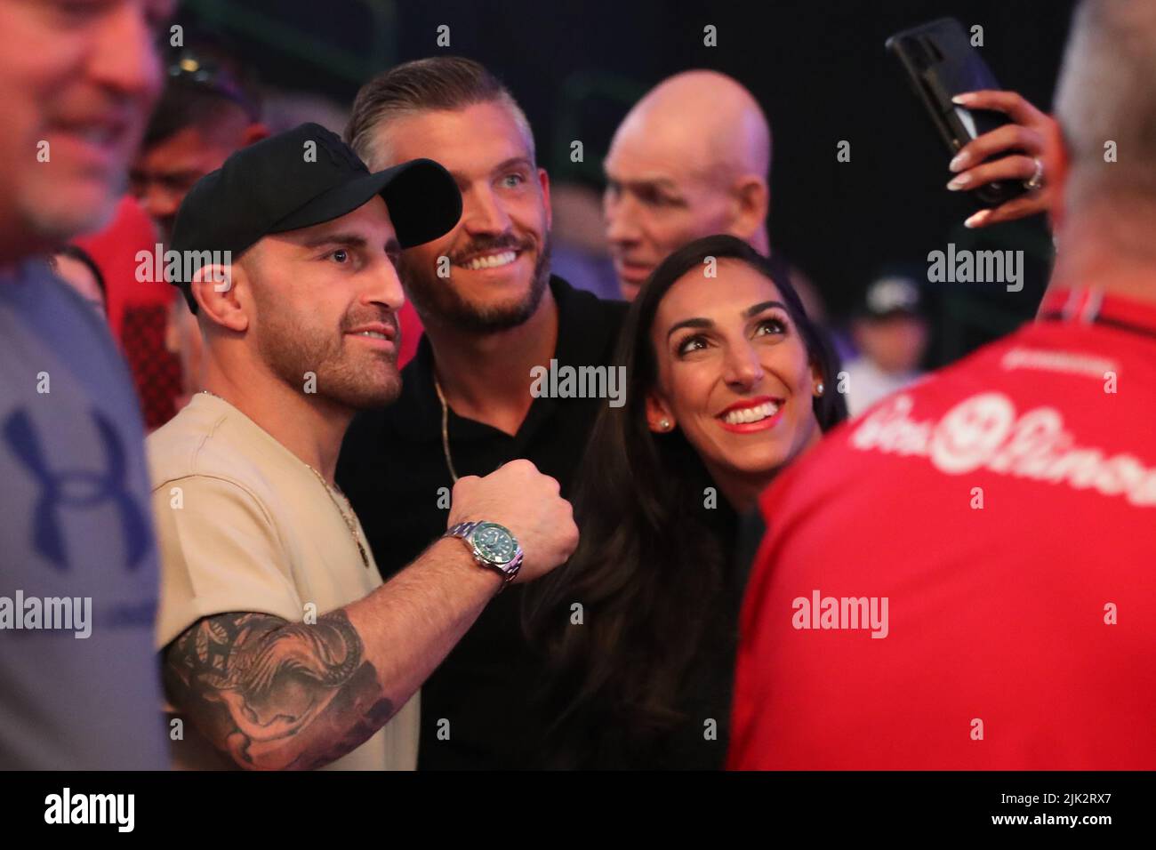 DALLAS, TX, TX, USA. 29.. Juli 2022. DALLAS, TX - 29. JULI: UFC Featherweight Champion Alexander Volkanovski posiert für Bilder mit Fans während des zeremoniellen Wägevorgangs im American Airlines Center für UFC 277 - PeÃ±A vs Nunes 2: Zeremonielle Wägung am 29. Juli 2022 in Dallas, TX, USA. (Bild: © Alejandro Salazar/PX Imagens via ZUMA Press Wire) Stockfoto