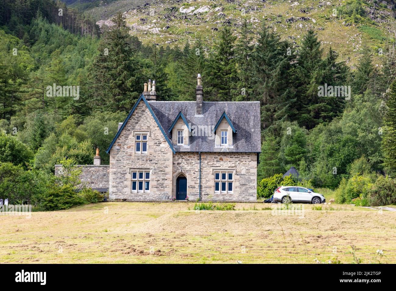 Freistehendes Landhaus in Glencoe, Scottish Highlands, Schottland, Großbritannien, Sommer 2022 Stockfoto