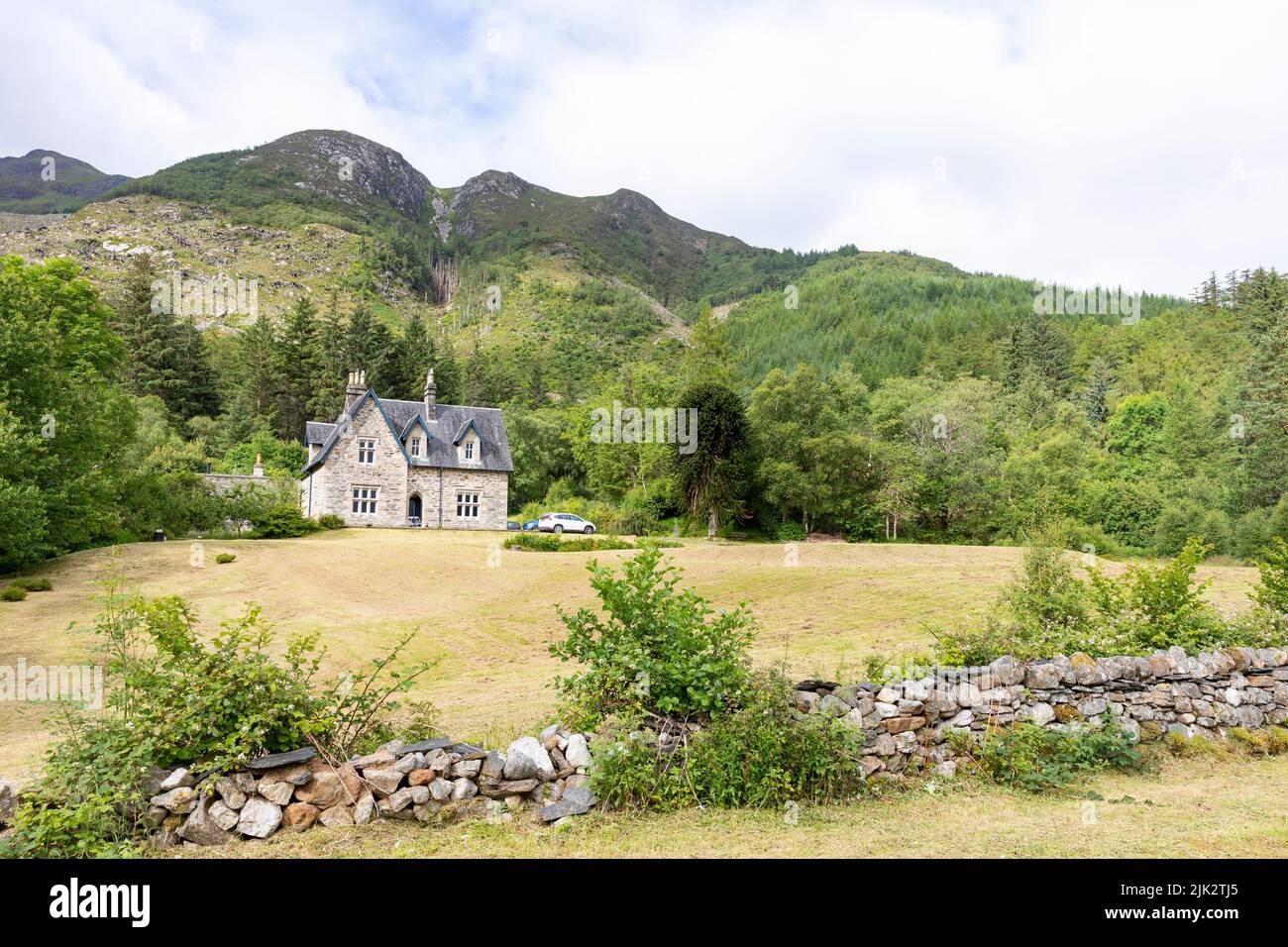 Freistehendes Landhaus in Glencoe, Scottish Highlands, Schottland, Großbritannien, Sommer 2022 Stockfoto
