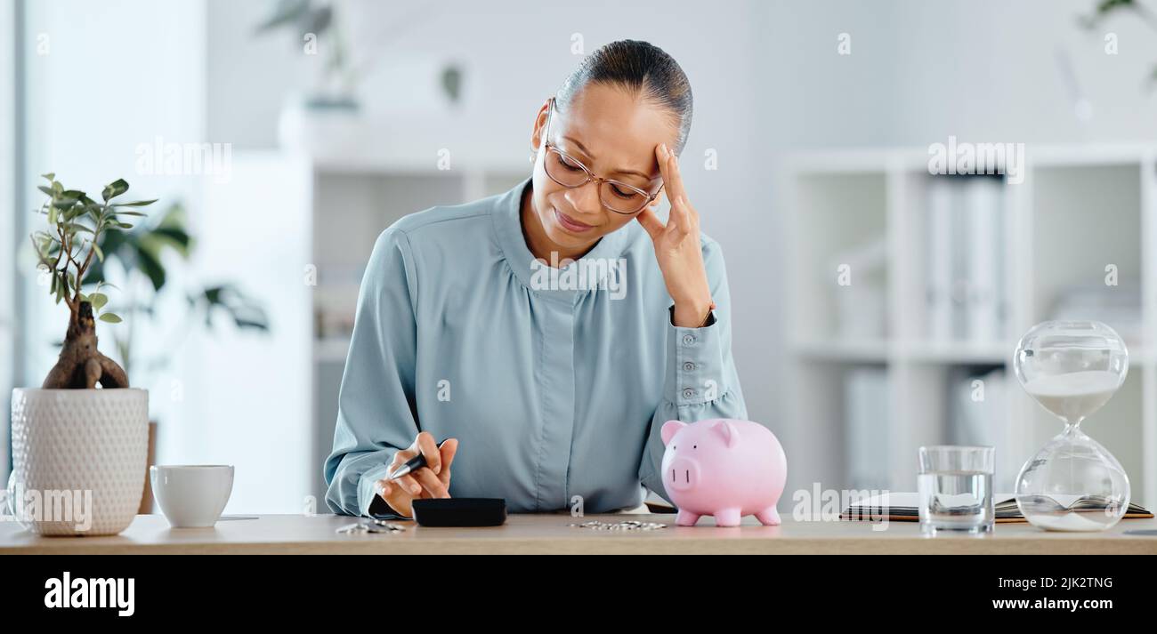 Schulden, Pleite und Finanzkrise für eine Geschäftsfrau frustriert und gestresst ohne Geld. Eine kämpfende Frau, die sich Sorgen macht, arm zu sein oder zu gehen Stockfoto