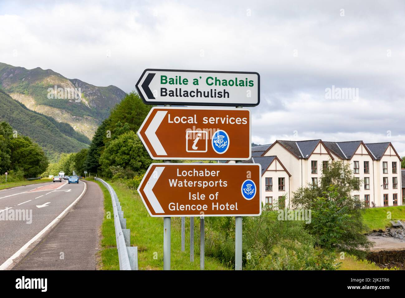 Glencoe Schottland, Straßenschild nach Ballachulish und Glencoe Hotel, Scottish Highlands, Schottland, UK Sommer 2022 Stockfoto
