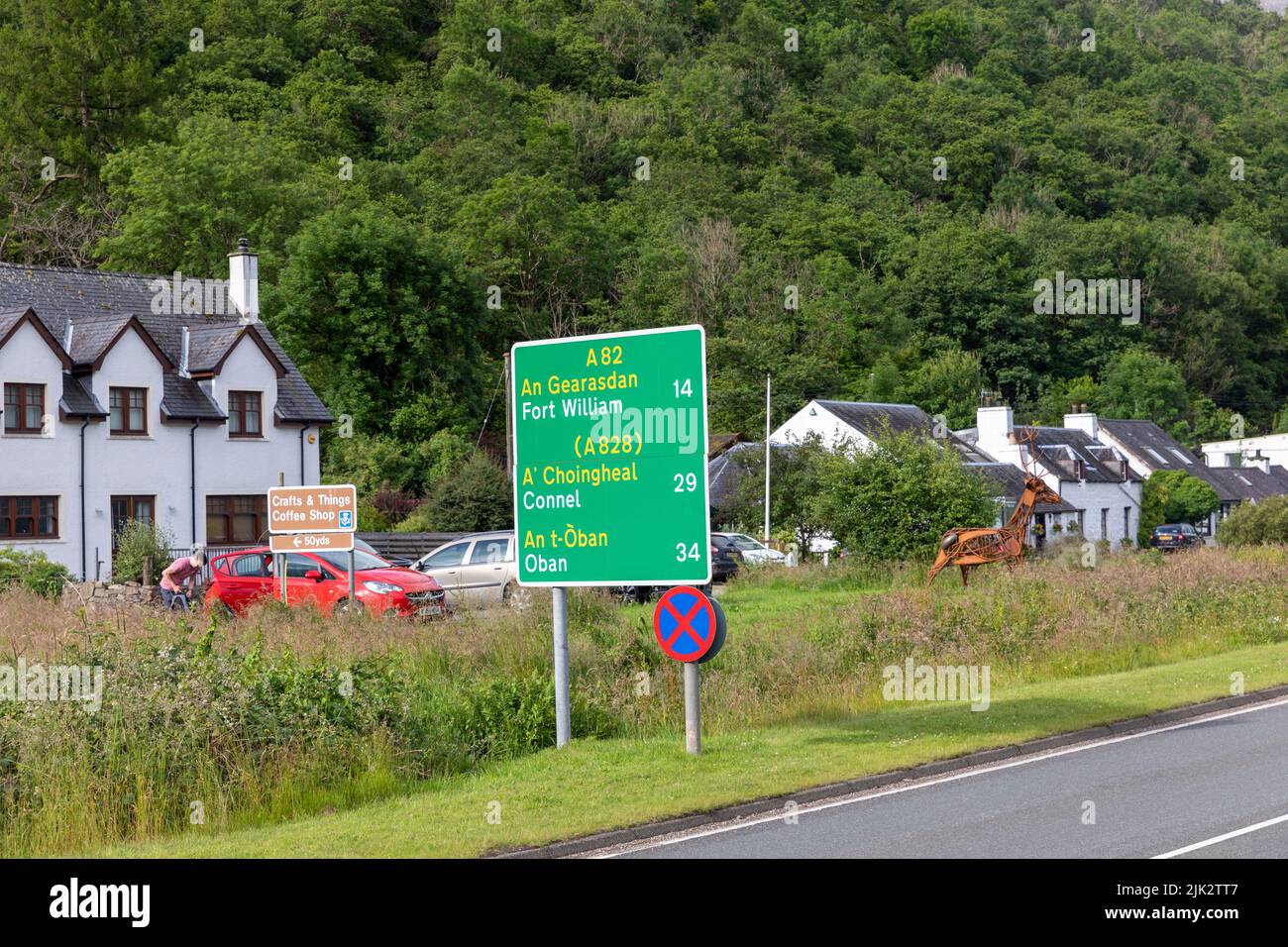 Glencoe Scottish Highlands, Straßenschild auf A82 Straßenrichtungen und Entfernungen nach Connel, Oban und Fort William, Schottland, Großbritannien, Sommer 2022 Stockfoto