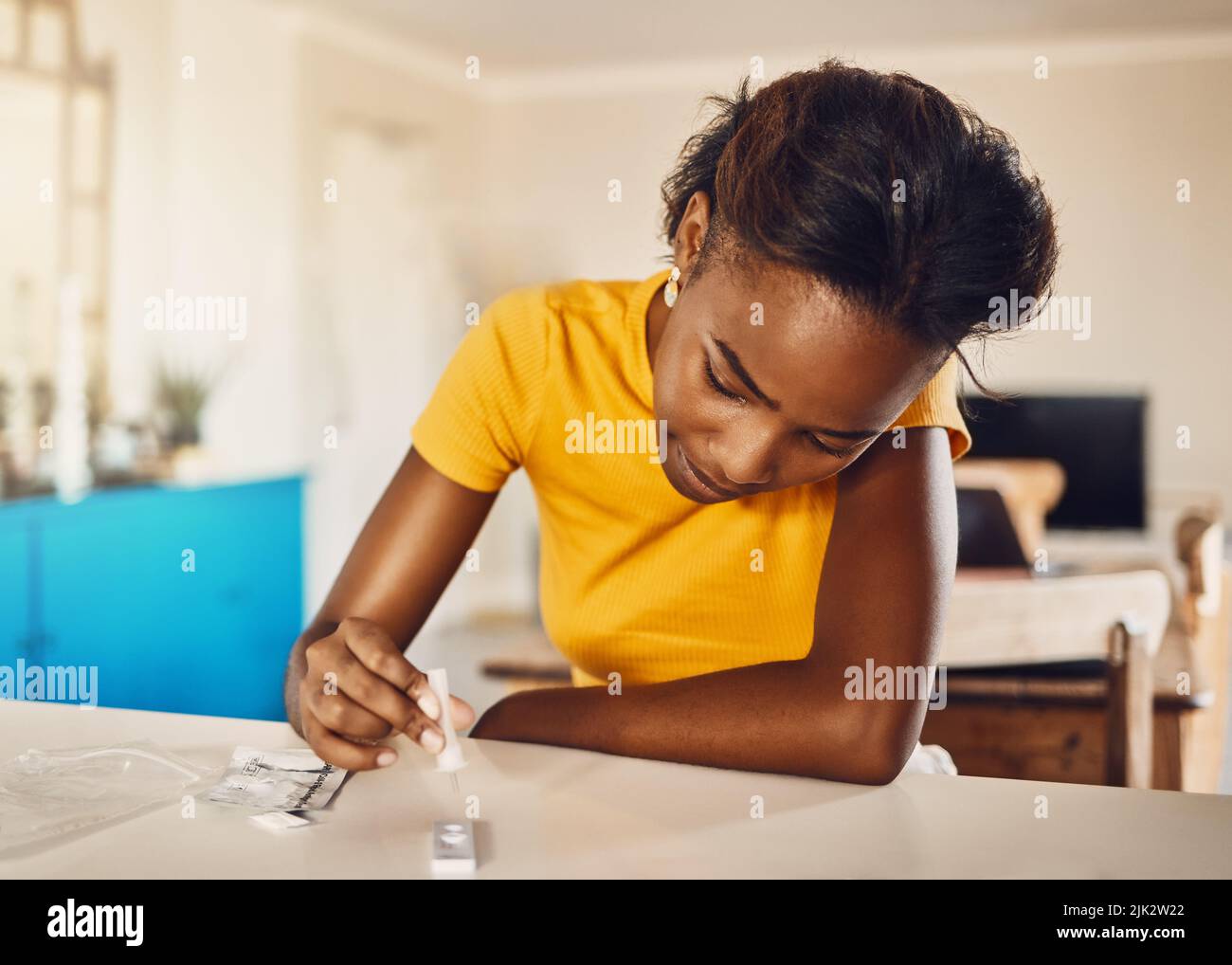 Tests auf Viren, Krankheiten und Krankheiten während einer covid Pandemie zu Hause. Eine ernsthafte, ängstliche und schwarze Hündin, die ein selbstmedizinisches Testkit verwendet, um zu überprüfen Stockfoto