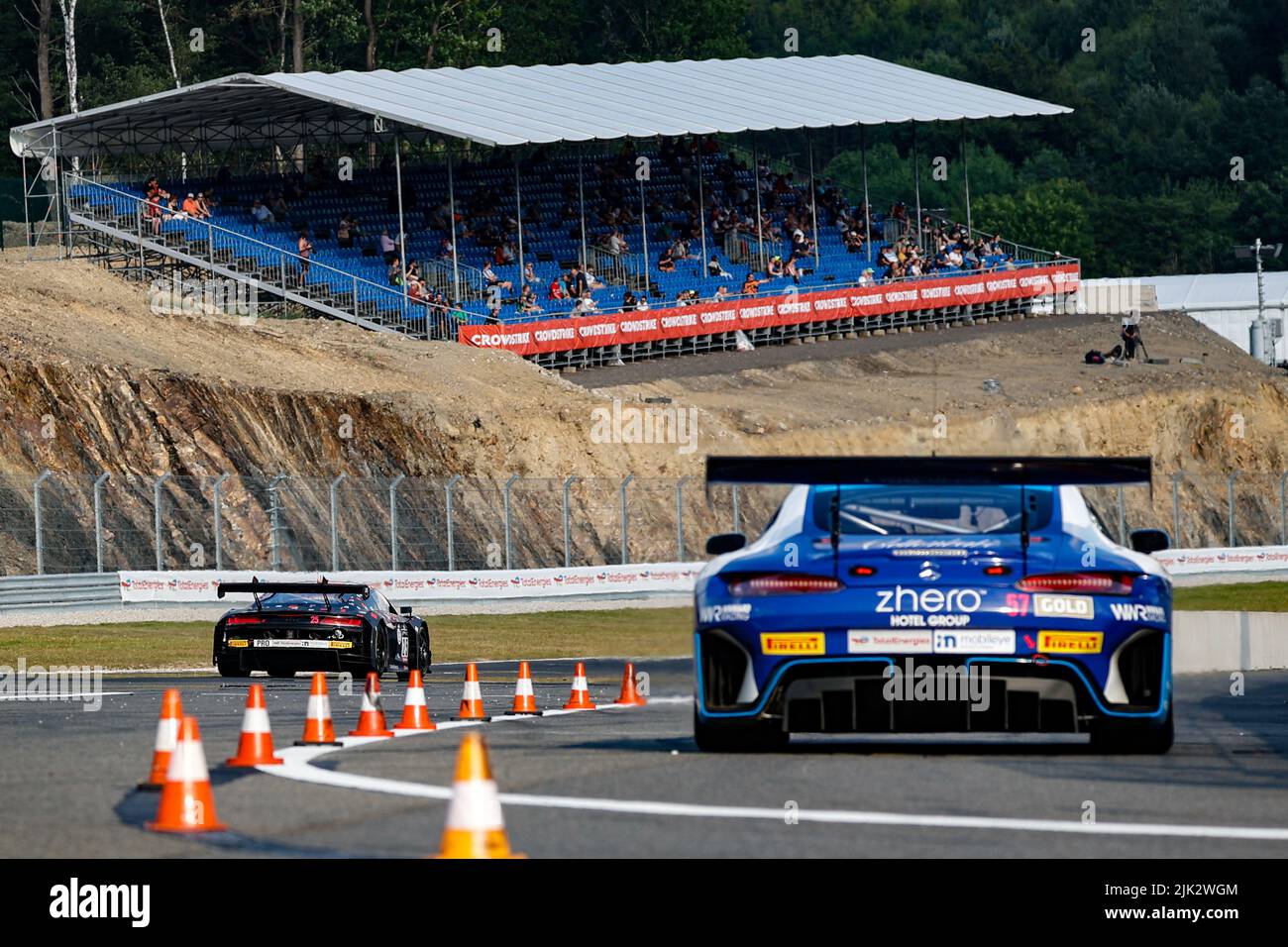 Spa, Belgien. 29.. Juli 2022. 57 Winward Racing, Mercedes-AMG GT3 von Jens LIEBHAUSER, Lorenzo FERRARI, Lucas AUER, Russell WARD, im Einsatz mit 25 Audi Sport Team Sainteloc, Audi R8 LMS evo II GT3 von Lucas LEGERET, Patric NIEDERHAUSER, Christopher MIES, im Einsatz während der TotalEnergies 24 Hours of Spa 2022, 7. Runde der Fanatec GT World Challenge Europe 2022, unterstützt von AWS, vom 27. Bis 31. Juli 2021 auf dem Circuit de Spa-Francorchamps, in Stavelot, Belgien - Foto: Paul Vaicle / Dppi/DPPI/LiveMedia Kredit: Unabhängige Fotoagentur/Alamy Live News Stockfoto