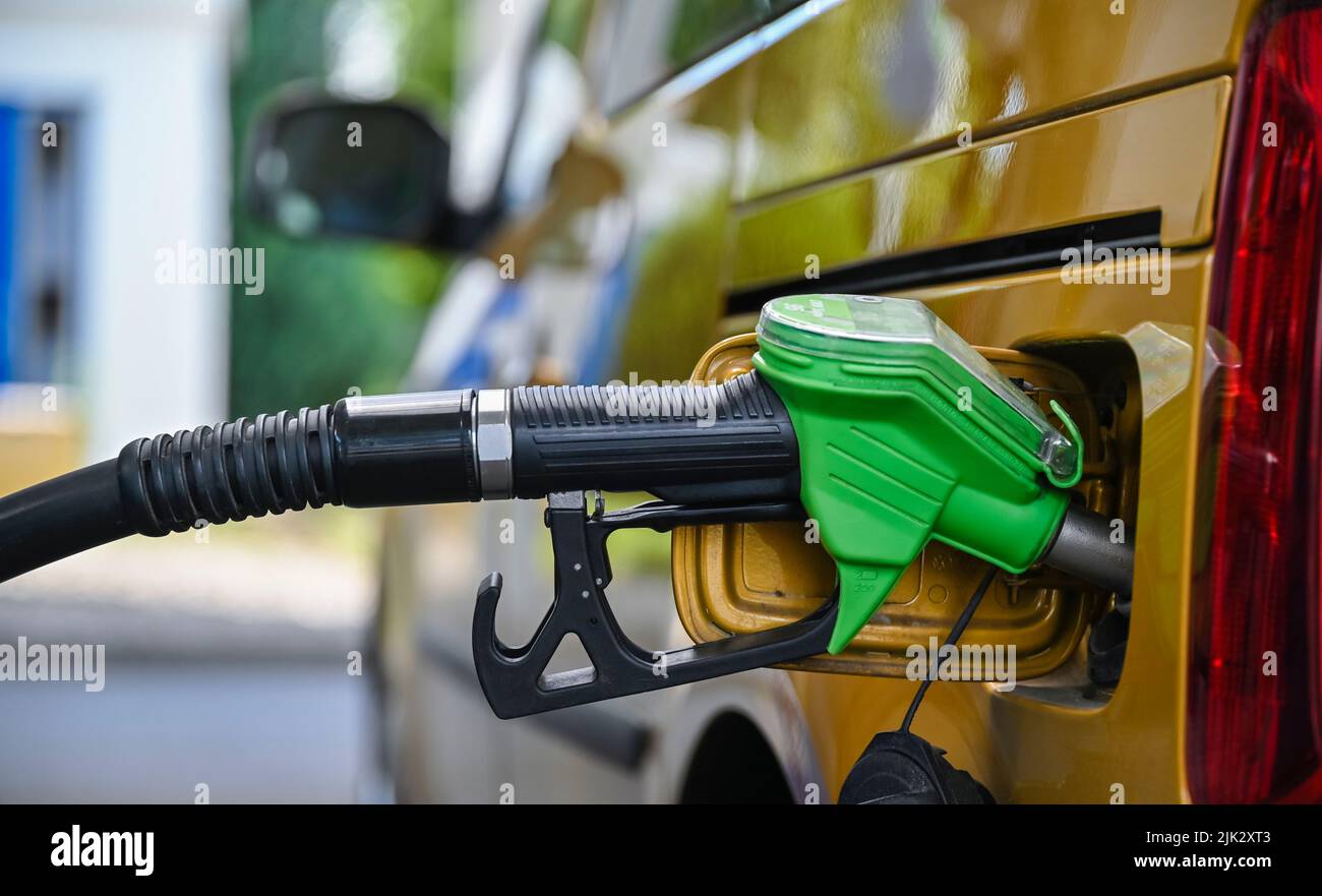 Rosenheim, Deutschland. 29.. Juli 2022. An einer Tankstelle ist eine Pumpdüse im Einfüllstutzen eines Autos eingeklemmt. Wer im Ausland an der Tankstelle Geld sparen will, muss sich diesen Sommer von alten Ritualen lösen. Schließlich ist das Auffüllen auf der anderen Seite der Grenze nicht mehr so profitabel wie früher und ist in einigen Fällen zu einem Minusgeschäft geworden. Quelle: Uwe Lein/dpa/Alamy Live News Stockfoto