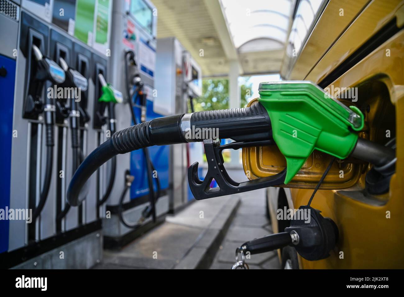 Rosenheim, Deutschland. 29.. Juli 2022. An einer Tankstelle ist eine Pumpdüse im Einfüllstutzen eines Autos eingeklemmt. Wer im Ausland an der Tankstelle Geld sparen will, muss sich diesen Sommer von alten Ritualen lösen. Schließlich ist das Auffüllen auf der anderen Seite der Grenze nicht mehr so profitabel wie früher und ist in einigen Fällen zu einem Minusgeschäft geworden. Quelle: Uwe Lein/dpa/Alamy Live News Stockfoto