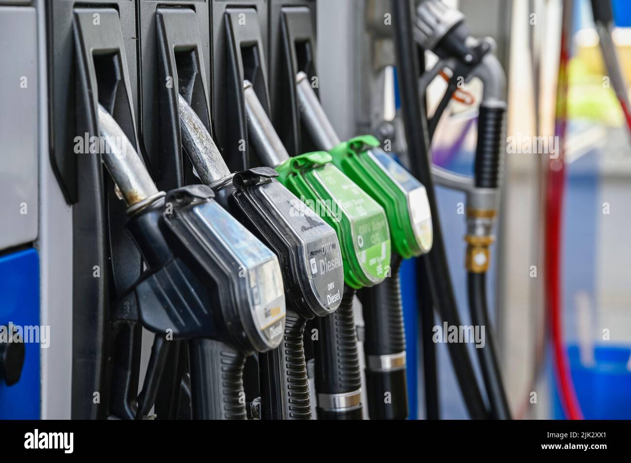 Rosenheim, Deutschland. 29.. Juli 2022. Zapfsäulendüsen an einer OMV-Tankstelle. Wer im Ausland an der Tankstelle Geld sparen will, muss sich diesen Sommer von alten Ritualen lösen. Denn das Auffüllen auf der anderen Seite der Grenze ist nicht mehr so profitabel wie früher und ist in einigen Fällen zu einem Minusgeschäft geworden. Quelle: Uwe Lein/dpa/Alamy Live News Stockfoto