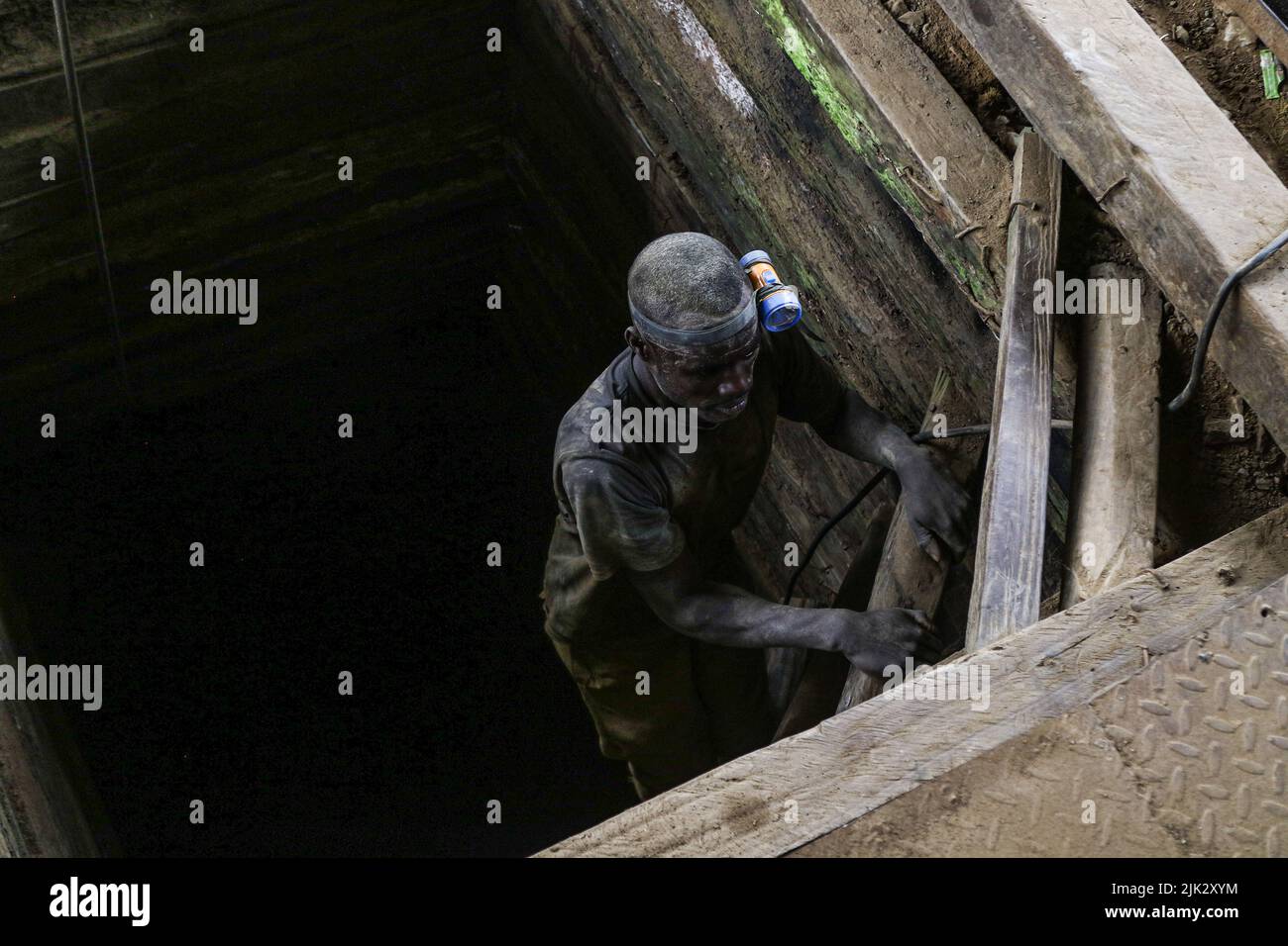 26. Juli 2022, Migori, Nyanza, Kenia: Ein handwerklicher Bergmann taucht aus einem Schacht bei einer Goldmine im Dorf Mikei auf. Der handwerkliche und kleine Goldabbau in Westkenia unterstützt Tausende von Lebensgrundlagen, und trotz seines erheblichen Beitrags zur Wirtschaft der Region ist der Sektor weitgehend informell geblieben. Die Bergleute verlassen sich bei der Goldverarbeitung immer noch auf Quecksilber und Natriumcyanid, Chemikalien, die Umwelt- und Gesundheitsprobleme verursachen. Kenia ist ein Unterzeichner der Minamata-Konvention über Quecksilber in einem globalen Bemühen, Quecksilberverschmutzung zu verhindern, leider ist Quecksilber immer noch weit verbreitet Stockfoto