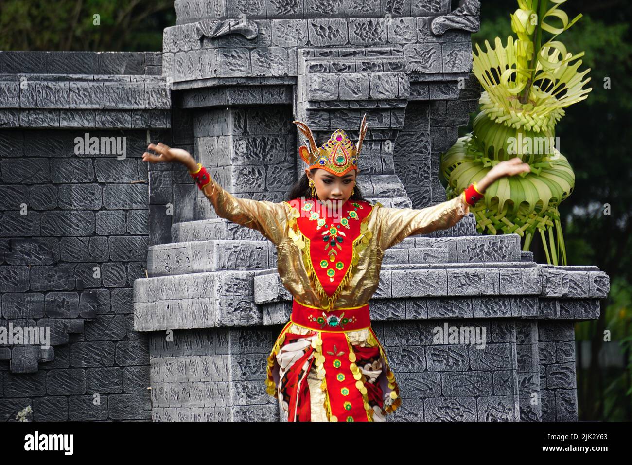 Indonesier führen kijang-Tanz zur Erinnerung an den Welttanz-Tag. kijang-Tanz bedeutet Hirsch-Tanz Stockfoto