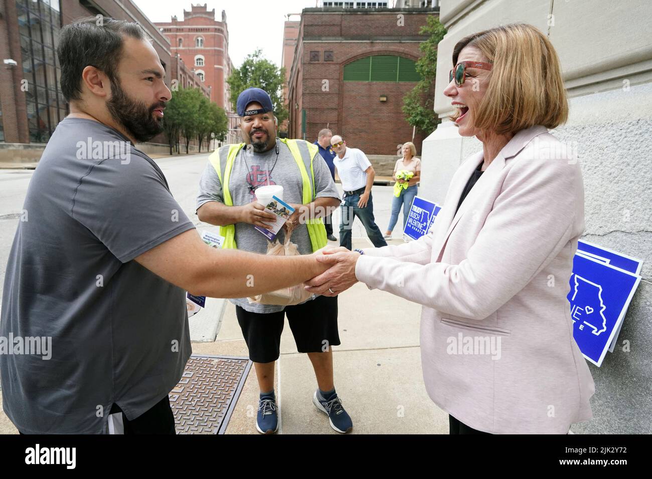 St. Louis, USA. 29.. Juli 2022. Trudy Busch Valentine spricht am Freitag, den 29. Juli 2022, während eines Schichtwechsels in der Anheuser Busch Brewery in St. Louis mit den Mitarbeitern. Valentine ist in der demokratischen Primär für den US-Senat laufen. Sie ist die Tochter von August (Gussie) Anheuser Busch Jr., der die Anheuser-Busch-Unternehmen zur größten Brauerei der Welt heranwuchs. Der Missouri Primary ist am 2. August. Foto von Bill Greenblatt/UPI Credit: UPI/Alamy Live News Stockfoto