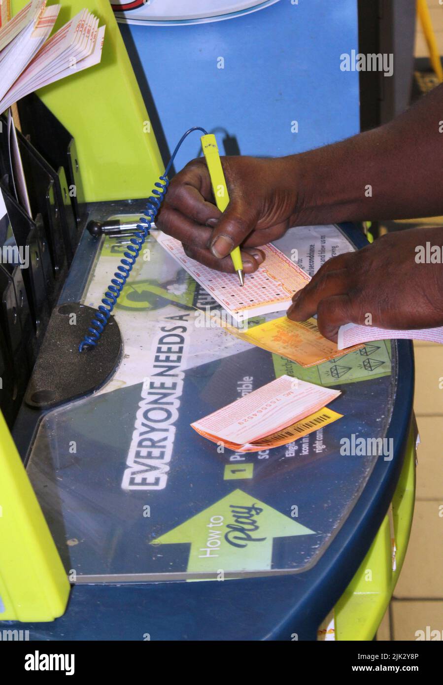 Columbus, MS USA: Wenige Stunden vor der Verlosung der Mega Million füllt Maricus Mosley, Columbus, Mississippi, am späten Freitag, den 29. Juli 2022, ein Ticket aus. Stockfoto