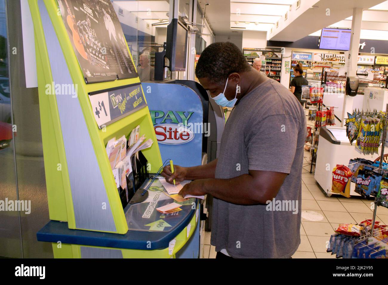 Columbus, MS USA: Wenige Stunden vor der Verlosung der Mega Million füllt Maricus Mosley, Columbus, Mississippi, am späten Freitag, den 29. Juli 2022, ein Ticket aus. Stockfoto