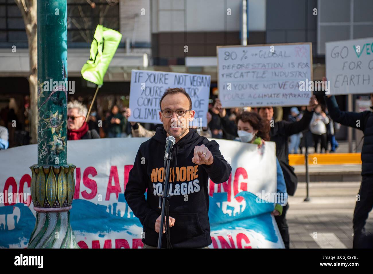 Melbourne, Australien. 30.. Juli 2022. Adam Bandt, Abgeordneter der Grünen für Melbourne, spricht bei einer Kundgebung gegen die Untätigkeit der Regierung in Bezug auf den Klimawandel. Quelle: Jay Kogler/Alamy Live News Stockfoto