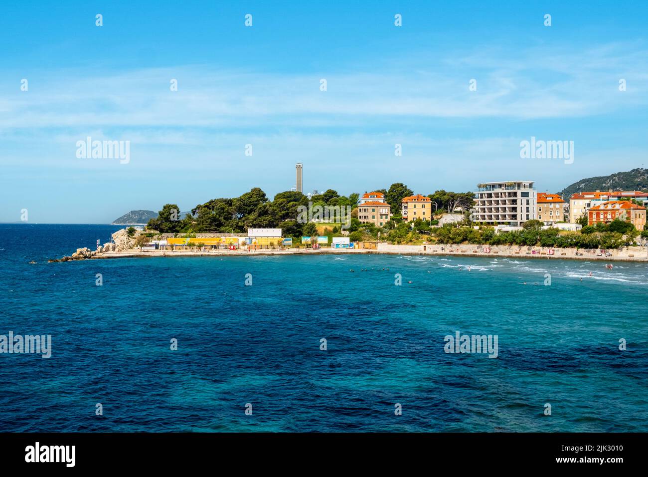 Kavala Beach ist ein beliebtes Erholungsgebiet für Familien. Essen und Bar Service ist in der Nähe. Stockfoto