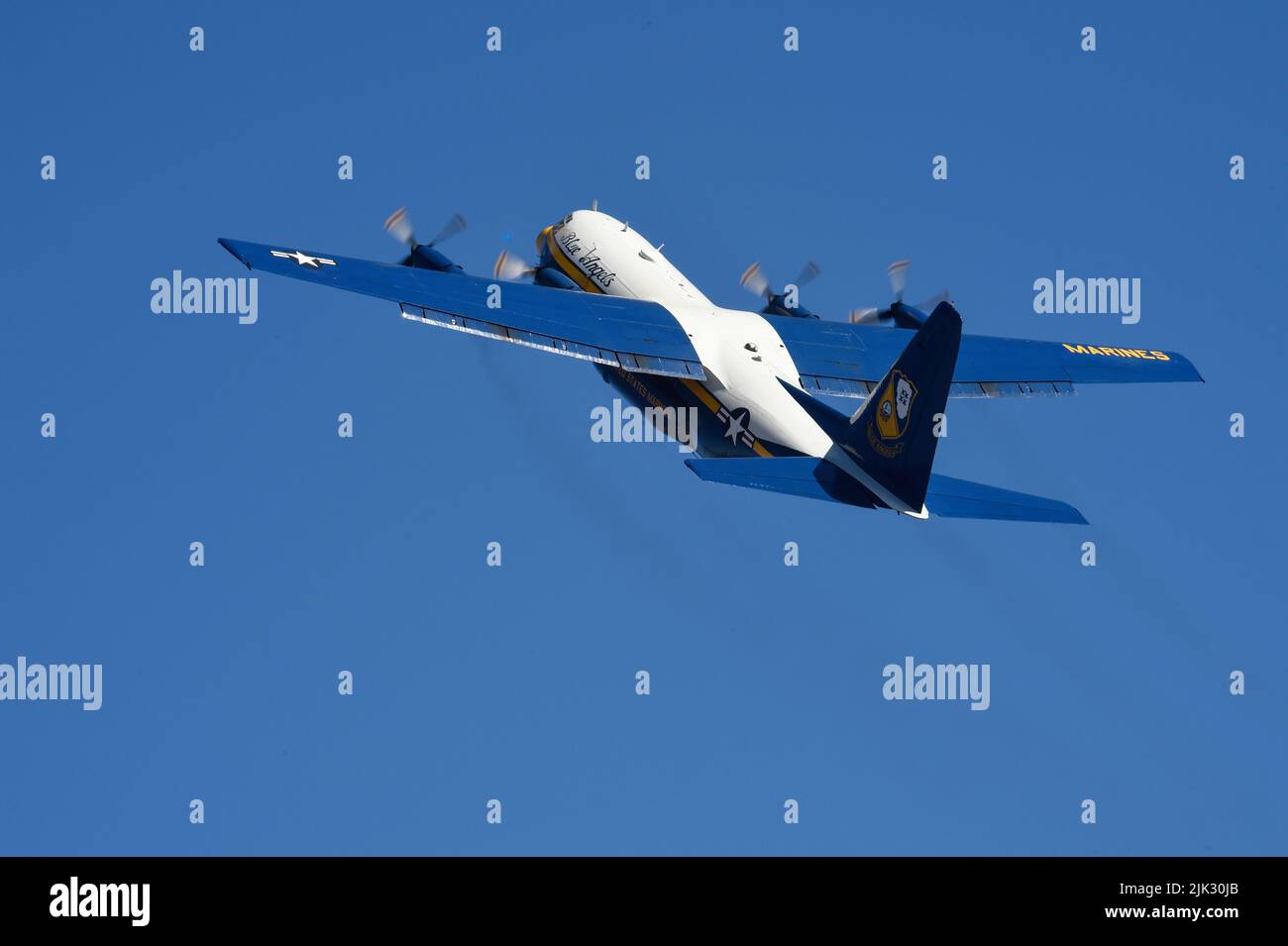 Blue Angels Fat Albert C-130T hebt auf der MCAS Miramar Airshow in San Diego, Kalifornien, ab Stockfoto