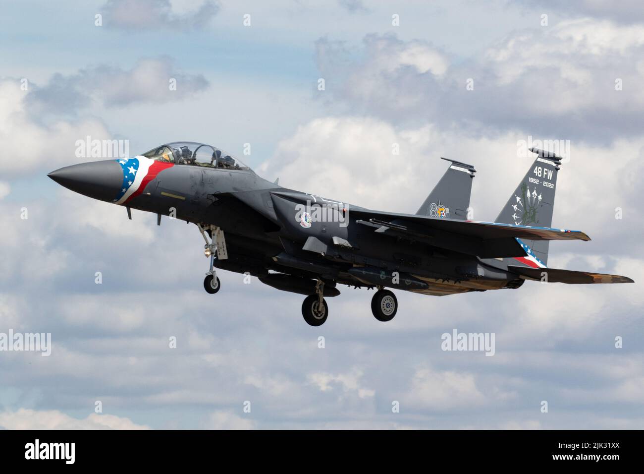 Der USAF Heritage Jet aus dem 48. Fighter Wing bei RAF Lakenheath landet bei RIAT 2022. Stockfoto