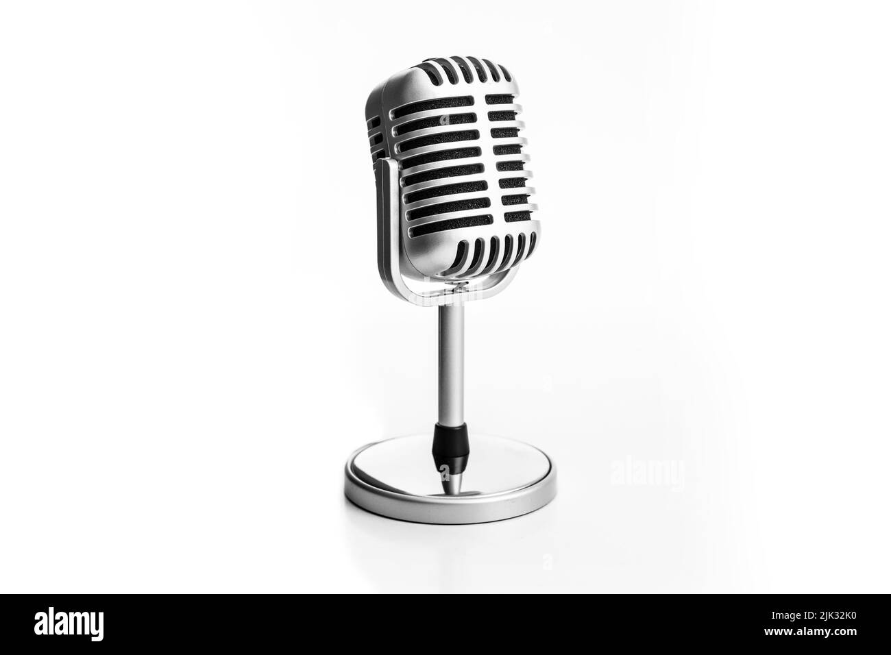 Retro-Mikrofon isoliert auf weißem Hintergrund Stockfoto