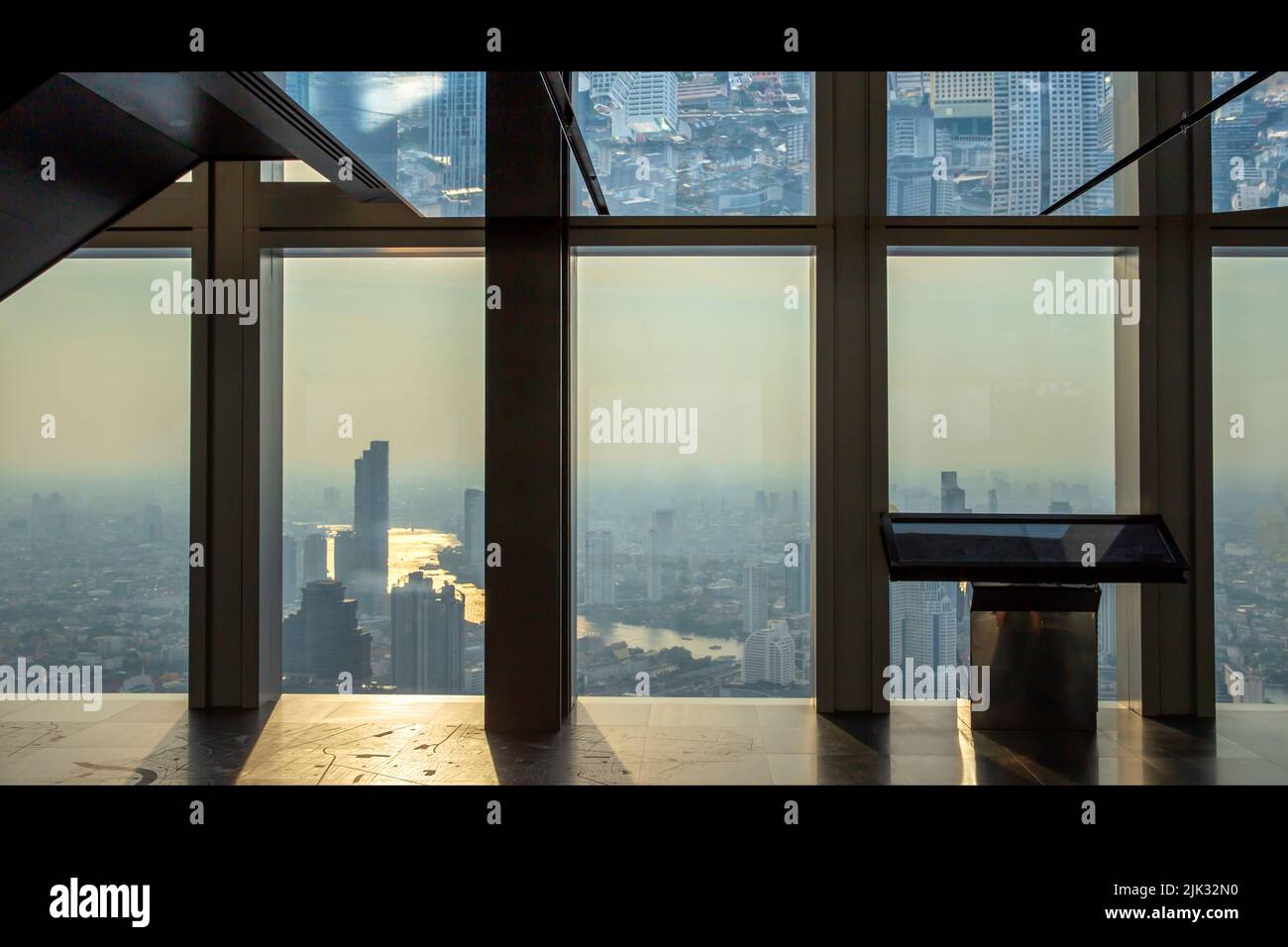 Innenansicht des Bürogebäudes auf moderne Business-Wolkenkratzer Glas- und Himmelsansicht Landschaft des Geschäftsgebäudes in der Innenstadt Stockfoto