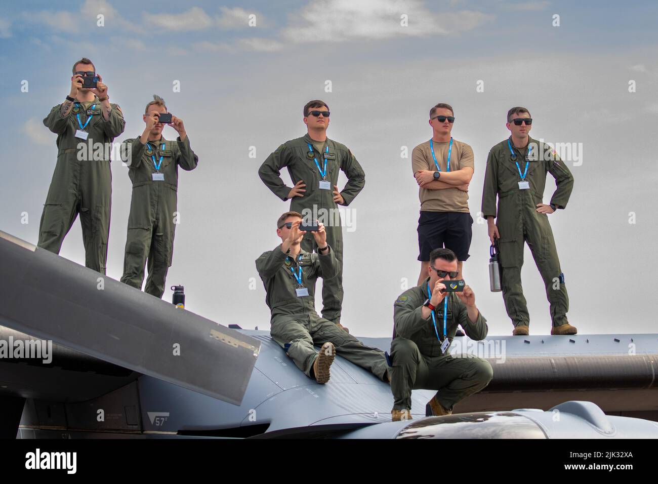 Die Mildenhall-Jungen beobachten ihre Kollegen vom Dach eines Fischadlers V-22 aus. Stockfoto