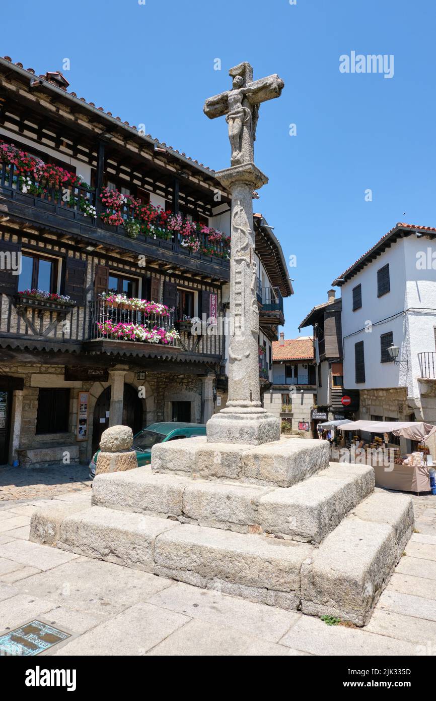 Enge gepflasterte Straßen von La Alberca, einer kleinen Stadt in Spanien. Es war die erste spanische Stadt, die 1940 zum historisch-künstlerischen Ort erklärt wurde. Stockfoto