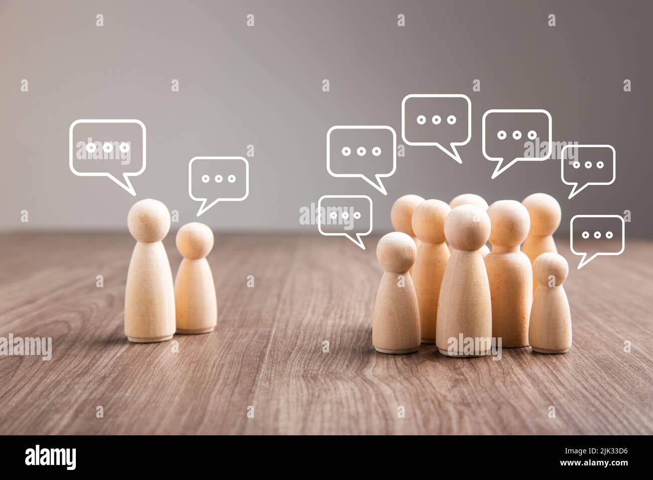 Holzfiguren, die Kommunikation, Diskussion und soziale Interaktion darstellen Stockfoto