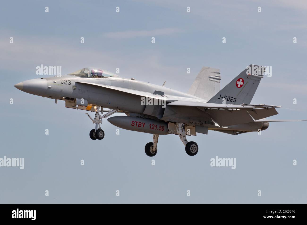 Die Schweizer Luftwaffe F-18 kommt an Land. Stockfoto
