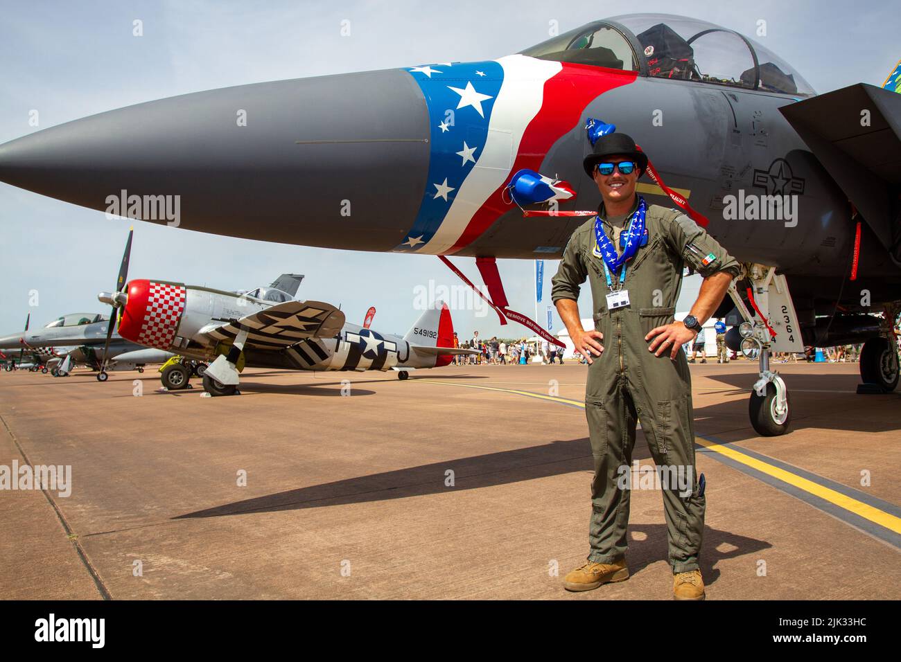Ein 492. Fighter Squadron Co Pilot steht mit seinem F-15E Strike Eagle Stockfoto