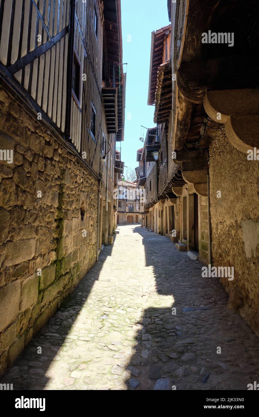 Enge gepflasterte Straßen von La Alberca, einer kleinen Stadt in Spanien. Es war die erste spanische Stadt, die 1940 zum historisch-künstlerischen Ort erklärt wurde. Stockfoto