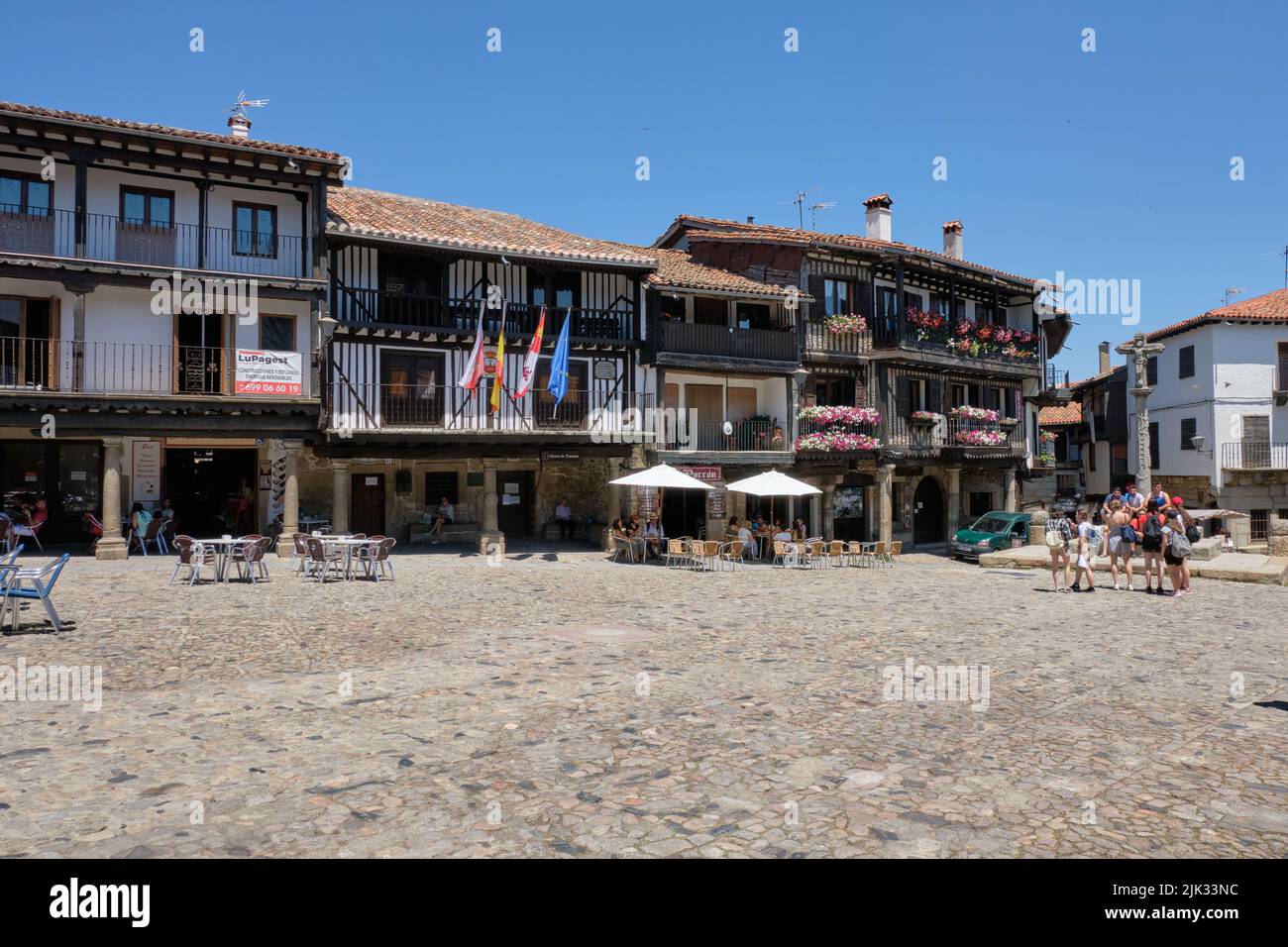 Enge gepflasterte Straßen von La Alberca, einer kleinen Stadt in Spanien. Stockfoto