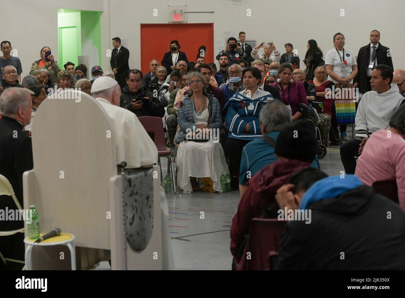 Iqaluit, Kanada, 29. Juli 2022. Papst Franziskus trifft am Internationalen Flughafen Iqaluit ein und trifft einige ehemalige Schüler der Wohnschulen (Foto: Vatican Media). Quelle: Vatican Media/Picciarella/Alamy Live News Stockfoto