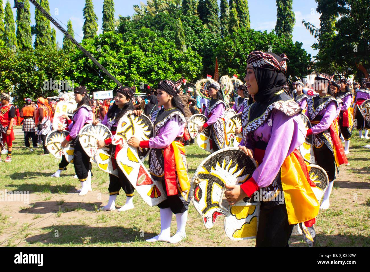 'Yogyakarta, Indonesien - 2. Mai 2019, Breaking Jathilan Dancing (Tari Jatihilan) oder Kuda Klumping Rekord, der von 4483 Tänzern in Yogyakar gefolgt wurde Stockfoto