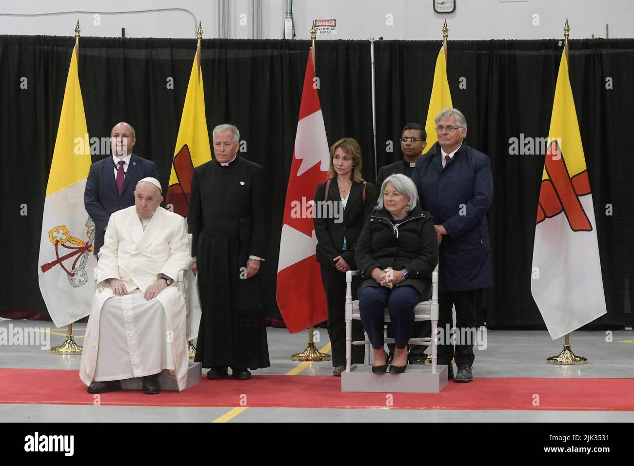 Iqaluit, Kanada, 29. Juli 2022. Papst Franziskus mit der kanadischen Generalgouverneurin Mary Simon bei einer Abschiedszeremonie aus Kanada auf dem Flughafen Iqaluit (Foto: Vatican Media). Quelle: Vatican Media/Picciarella/Alamy Live News Stockfoto