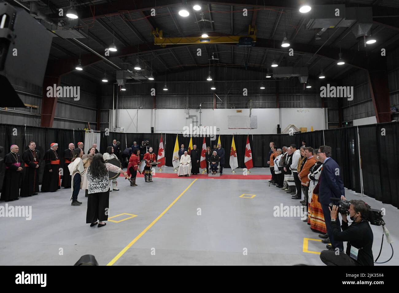 Kanada. 29.. Juli 2022. Kanada, Iqaluit, 2022/07/29 Papst Franziskus während der Abschiedszeremonie auf dem Flughafen in Iqaluit, Nunavut, Kanada Foto von Vatican Mediia/Catholic Press Photo . BESCHRÄNKT AUF REDAKTIONELLE VERWENDUNG - KEIN MARKETING - KEINE WERBEKAMPAGNEN. Kredit: Unabhängige Fotoagentur Srl/Alamy Live Nachrichten Stockfoto