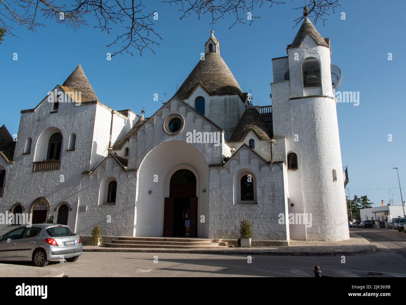 Berühmte Trullo geformte Kirche Sant'Antonio di Padova in Alberobello, Italien Stockfoto
