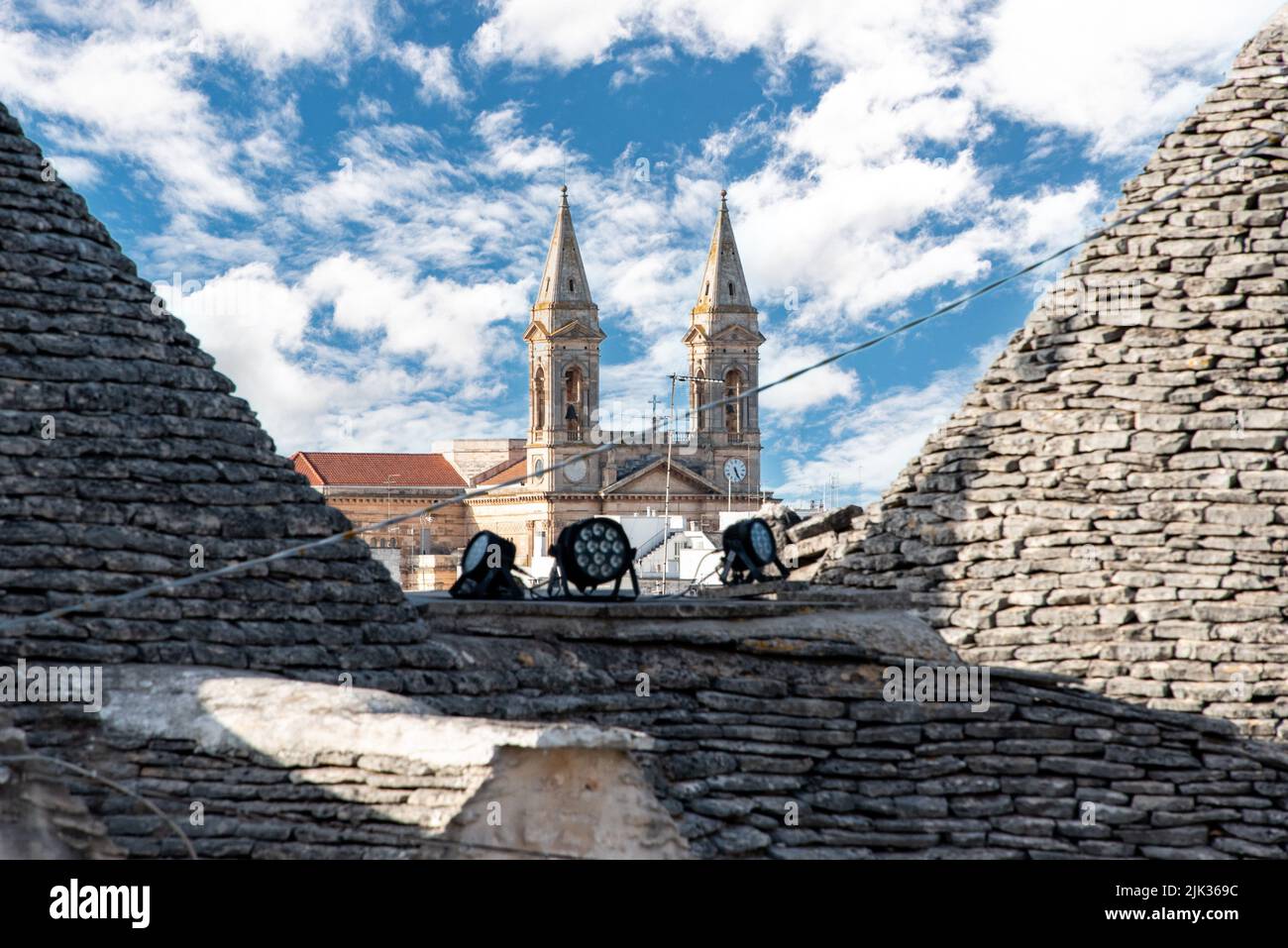 Ikonische Wohnhäuser im historischen Trulli-Viertel in Alberobello, Süditalien Stockfoto
