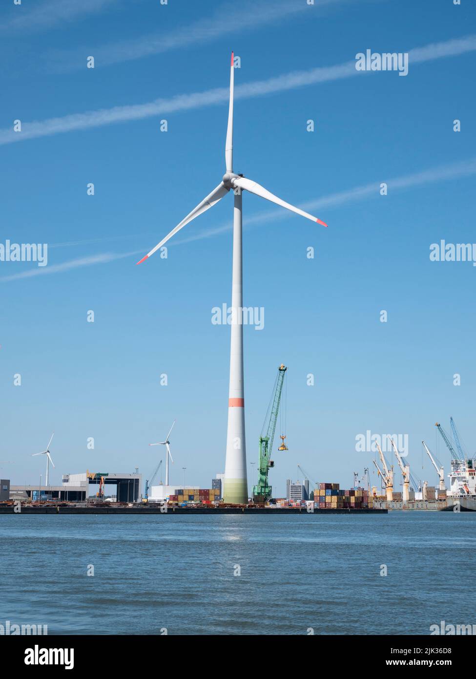 Antwerpen, Belgien, 24. Juli 2022, Blick von der sibirischen Brücke auf einen Teil des Hafens von Antwerpen Stockfoto