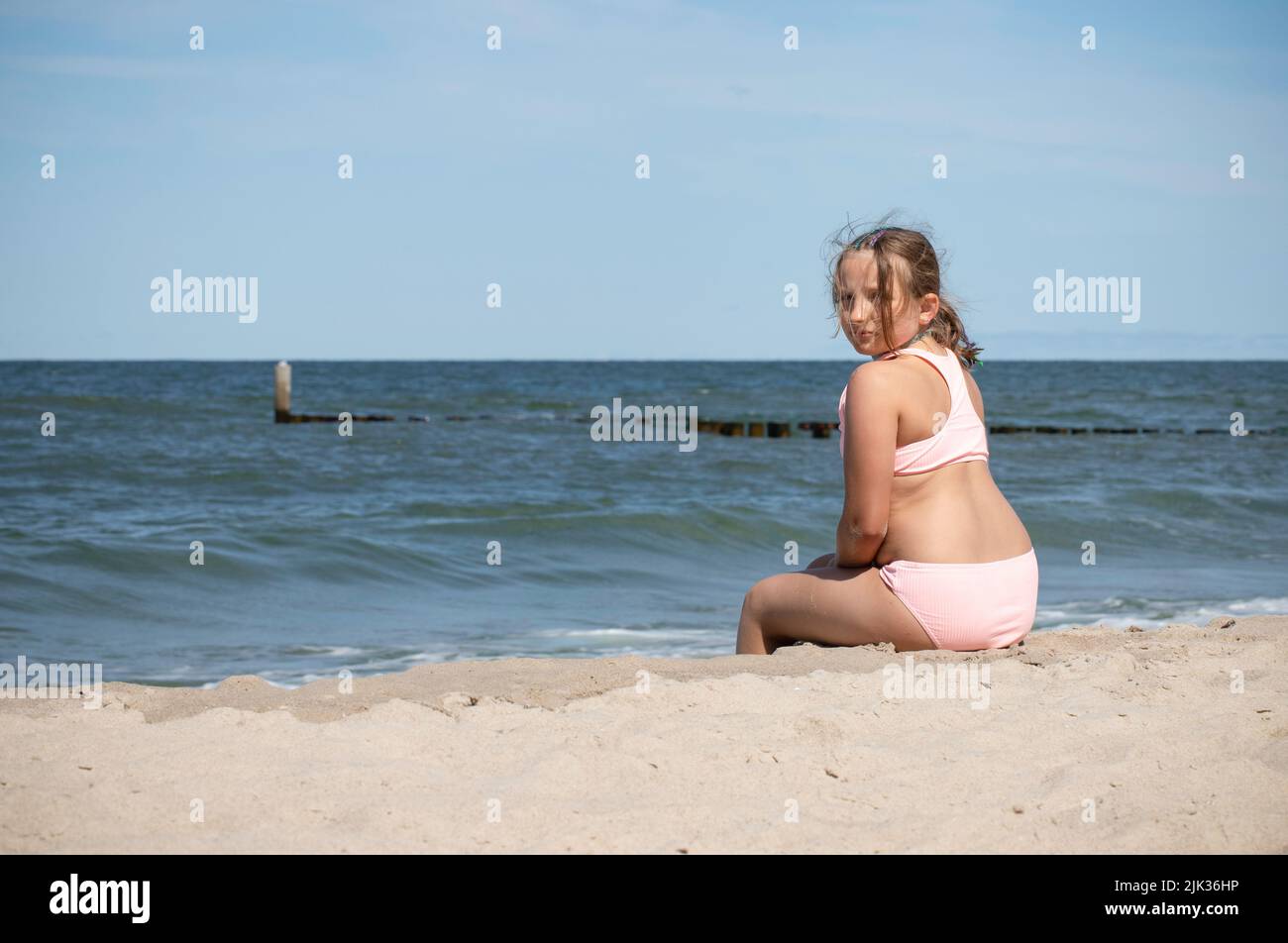 Ein Mädchen, das am Meer sitzt. Ostsee, Halbinsel Hel, Polen Stockfoto