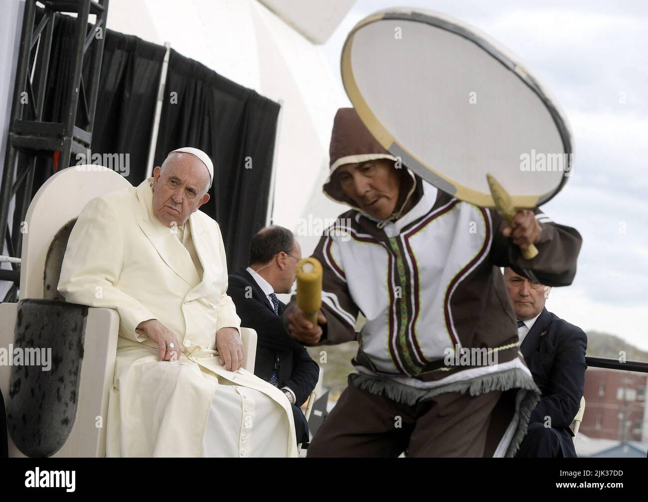 Nunavut, Kanada. 29.. Juli 2022. Papst Franziskus nimmt am 29. Juli 2022 an einem Treffen mit den Inuit-Bürgern in Iqaluit, Nunavut, Kanada, Teil. Papst Franziskus flog in die kanadische Arktis, um Inuit-Überlebende katholisch geführter Schulen zu treffen, in denen indigene Kinder über einen Zeitraum von Jahrzehnten missbraucht wurden, und zwar in der letzten Station einer wegweisenden Tour, bei der er sich für die Rolle der Kirche entschuldigte. Foto von Vatican Media /ABACAPRESS.COM Quelle: Abaca Press/Alamy Live News Stockfoto