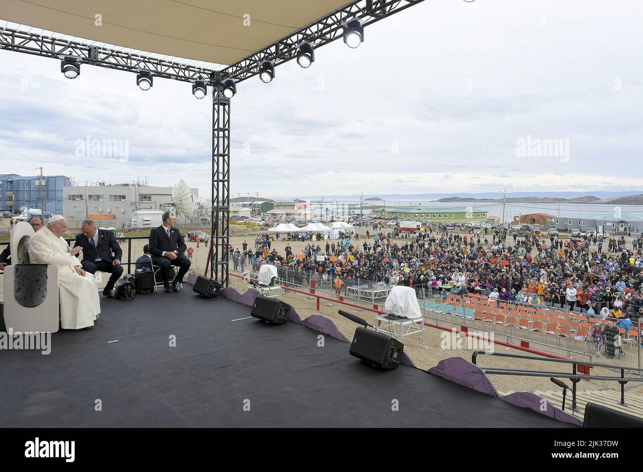 Nunavut, Kanada. 29.. Juli 2022. Papst Franziskus nimmt am 29. Juli 2022 an einem Treffen mit den Inuit-Bürgern in Iqaluit, Nunavut, Kanada, Teil. Papst Franziskus flog in die kanadische Arktis, um Inuit-Überlebende katholisch geführter Schulen zu treffen, in denen indigene Kinder über einen Zeitraum von Jahrzehnten missbraucht wurden, und zwar in der letzten Station einer wegweisenden Tour, bei der er sich für die Rolle der Kirche entschuldigte. Foto von Vatican Media /ABACAPRESS.COM Quelle: Abaca Press/Alamy Live News Stockfoto