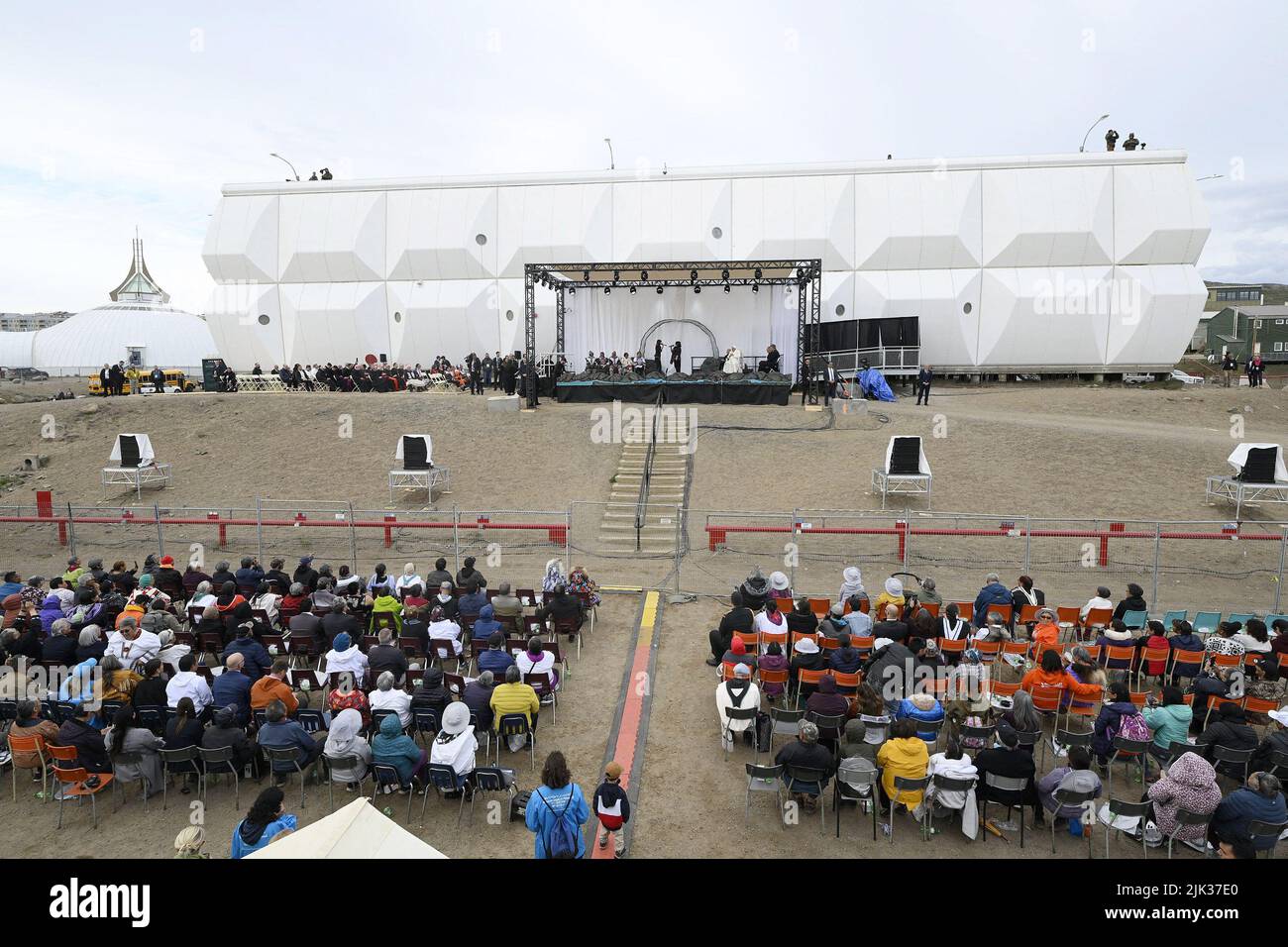 Nunavut, Kanada. 29.. Juli 2022. Papst Franziskus nimmt am 29. Juli 2022 an einem Treffen mit den Inuit-Bürgern in Iqaluit, Nunavut, Kanada, Teil. Papst Franziskus flog in die kanadische Arktis, um Inuit-Überlebende katholisch geführter Schulen zu treffen, in denen indigene Kinder über einen Zeitraum von Jahrzehnten missbraucht wurden, und zwar in der letzten Station einer wegweisenden Tour, bei der er sich für die Rolle der Kirche entschuldigte. Foto von Vatican Media /ABACAPRESS.COM Quelle: Abaca Press/Alamy Live News Stockfoto